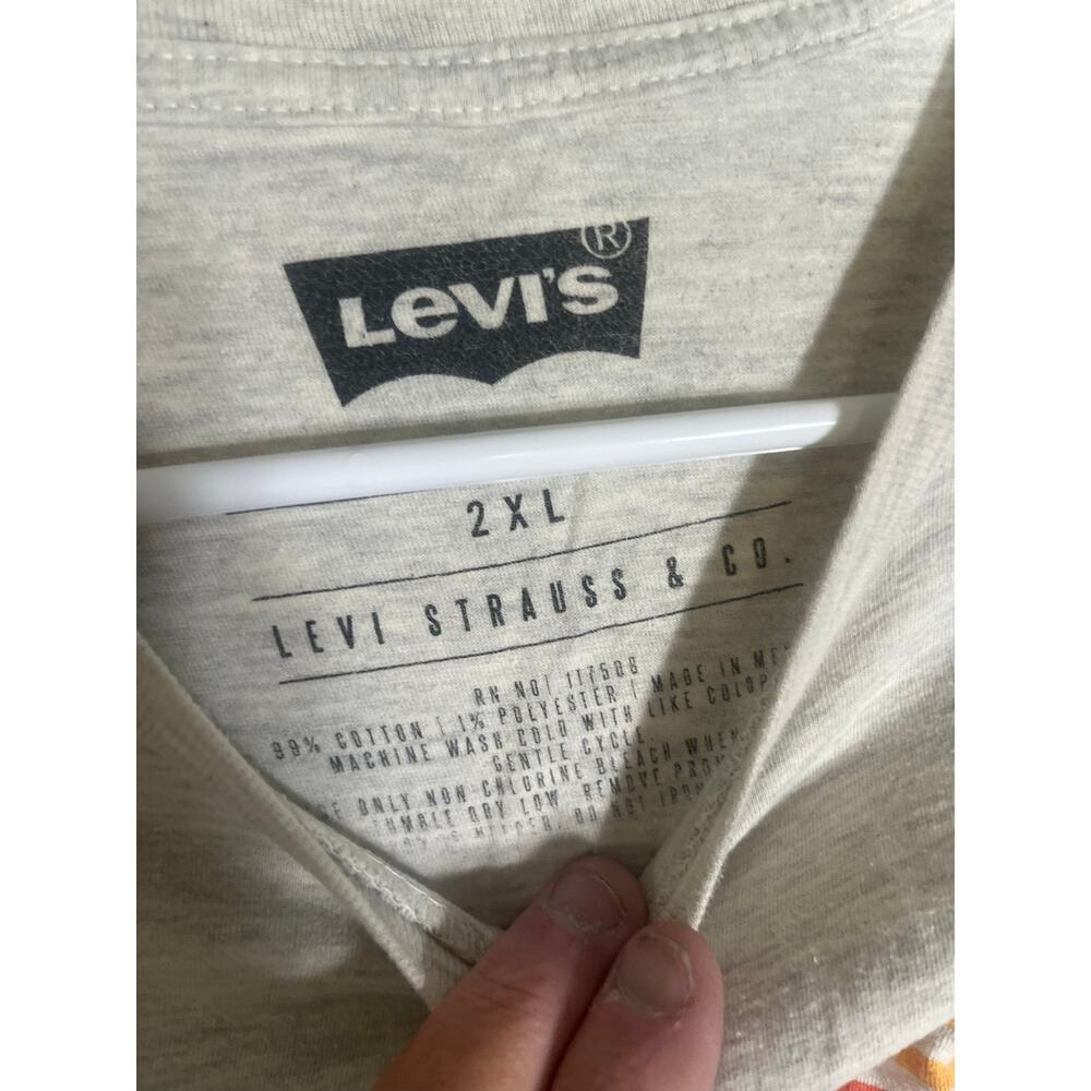 Levi's XXL men's light grey T-shirt w/design-used good - Picture 2 of 3